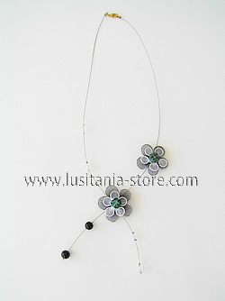 Bijuteria - Colar com flores em meia de seda