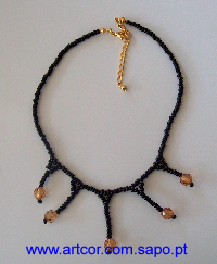 Colar. Disponível noutras cores. Preço: 7,5 