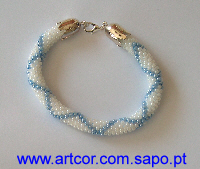 Pulseira em crochet com missangas. Disponível noutras cores e desenhos. Preço: 10 