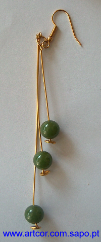 Brincos com 3 pedras. Disponível noutras cores. Preço: 5