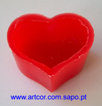 Caixa em parafina forma de coração. 4 cm x 2,5 cm aproximadamente. Disponível noutras cores. Preço: 1 