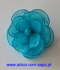 Alfinete de peito em meia. Disponível noutras cores. Preço: 5