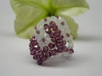 Anel em cristais swarovski, em tons de ameixa e lilás. 
Preço: 19.00