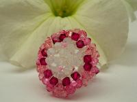 Anel em cristais swarovski, em tons de rosa e branco. 
Preço: 19.00