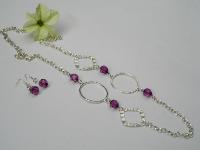 Conjunto com colar de corrente, aplicações de metal, e contas acrílicas cor de ameixa. Brincos a condizer. 
Preço: 7.50
