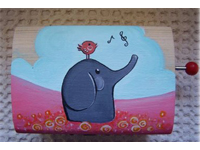 Caixa-de-música - Eli: Caixa de madeira com aplicação de realejo (peça musical de manivela). Pintura em tinta acrílica. Acabamento em verniz transparente mate. Dimensões: 11cm x 5cm x 5cm (aprox.) / Tampa arredondada com fecho em metal preto. Preço: 12.00. Faço também pinturas personalizadas.