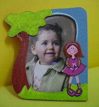 Moldura menina: Moldura feita em madeira. Pintada com com tintas acrílicas. Acabamento em verniz transparente mate. Preço: 9.50 
