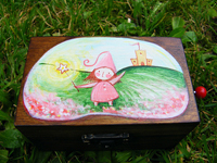 Caixa-de-música - Fada: Caixa de madeira com aplicação de realejo (peça musical de manivela). Pintura em tinta acrílica. Acabamento em verniz transparente mate. Dimensões: 11cm x 5cm x 5cm (aprox.) / Tampa chata com fecho em metal. Preço: 12.00. Faço também pinturas personalizadas.