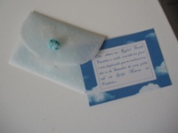 Convite de baptizado com envelope em papel vegetal e aplicação de minúsculo sapato em biscuit