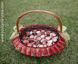 Cestas decoradas para lembrancinhas de casamentos tipo potes de mel ou compotas