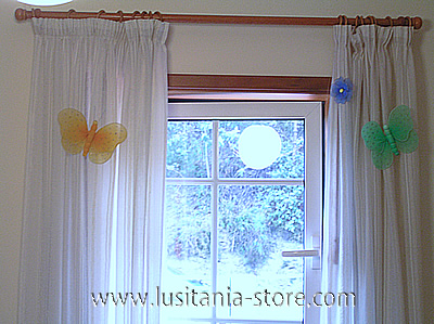 Decoração de cortinas com borboletas e flores em meia de seda.