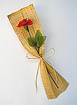 Linda flor rosa em meia de seda e perfumada para oferecer como presente de namorados