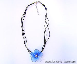 Colar com Flor Azul de quatro pétalas em Meia de Seda