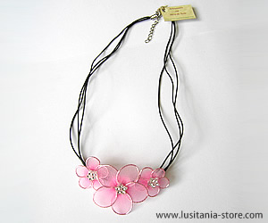 Colar Artesanal com Flores Rosa em Meia de Seda