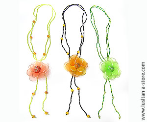 Colar de Missangas com Flor de Meia de Seda