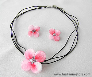 Conjunto de Colar e Brincos Flor Rosa em Meia de Seda