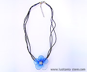 Colar com Flor Azul de quatro pétalas em Meia de Seda