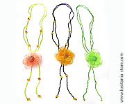 Colar de Missangas com Flor de Meia de Seda