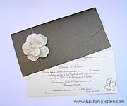 Convites de Casamento com Flor em Tecido Creme